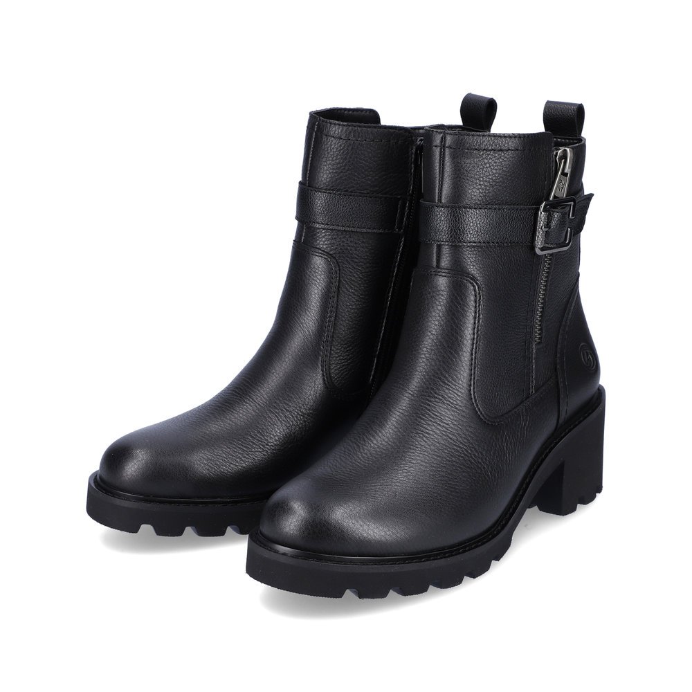 Black remonte women´s biker boots D0A71-01 with decorative buckle as well as zipper. Shoes laterally.