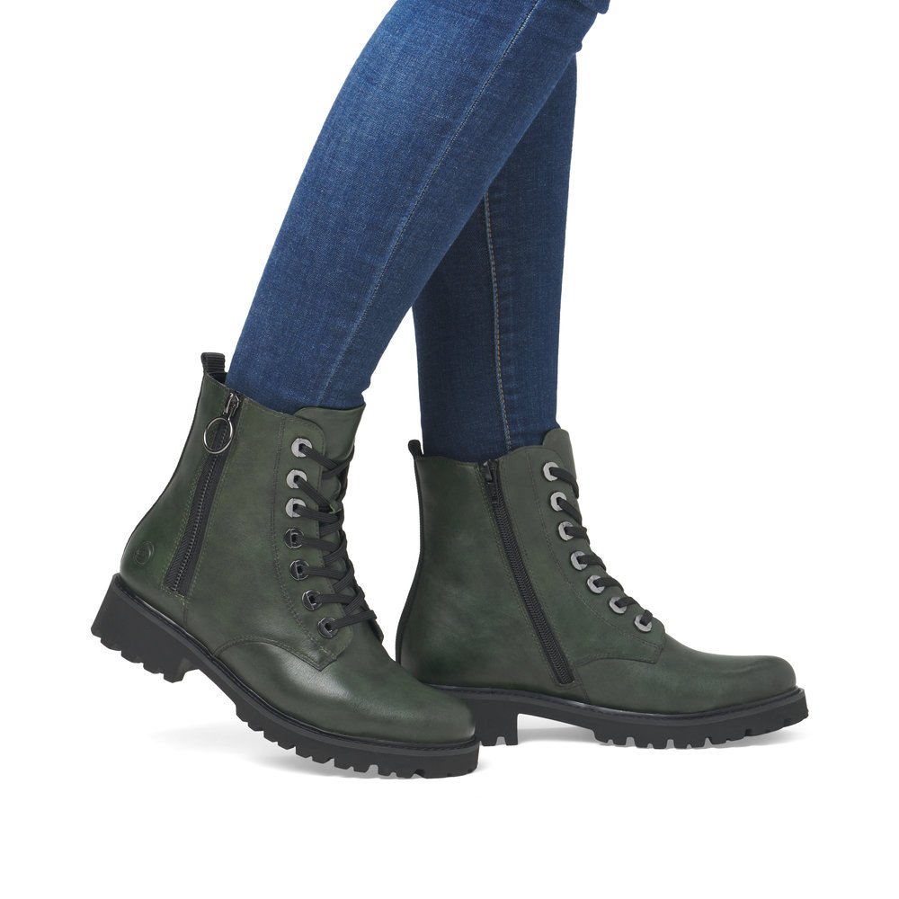 Forest green remonte women´s biker boots D8671-55 with a distinctive eyelets. Shoe on foot.