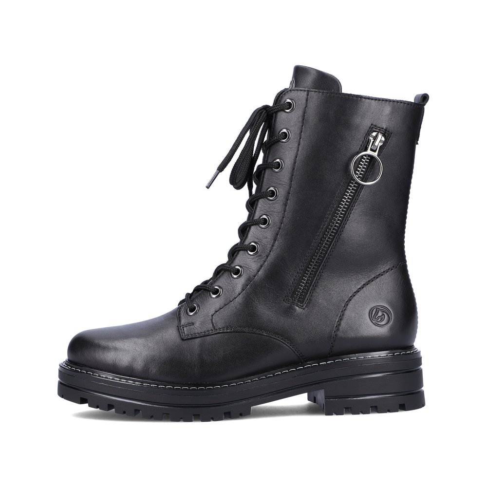 Black remonte women´s biker boots D2281-01 with a zipper as well as comfort width G. Outside of the shoe.