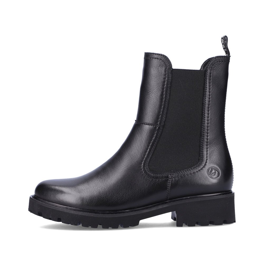 Black remonte women´s Chelsea boots D8694-00 with zipper as well as comfort width G. Outside of the shoe.