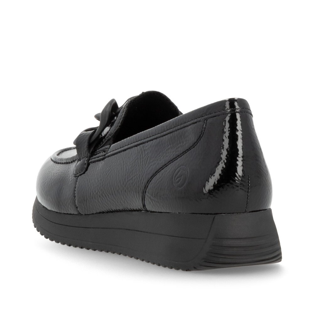 Glossy black remonte women´s loafers D0H10-00 with a chunky chain element. Shoe from the back.