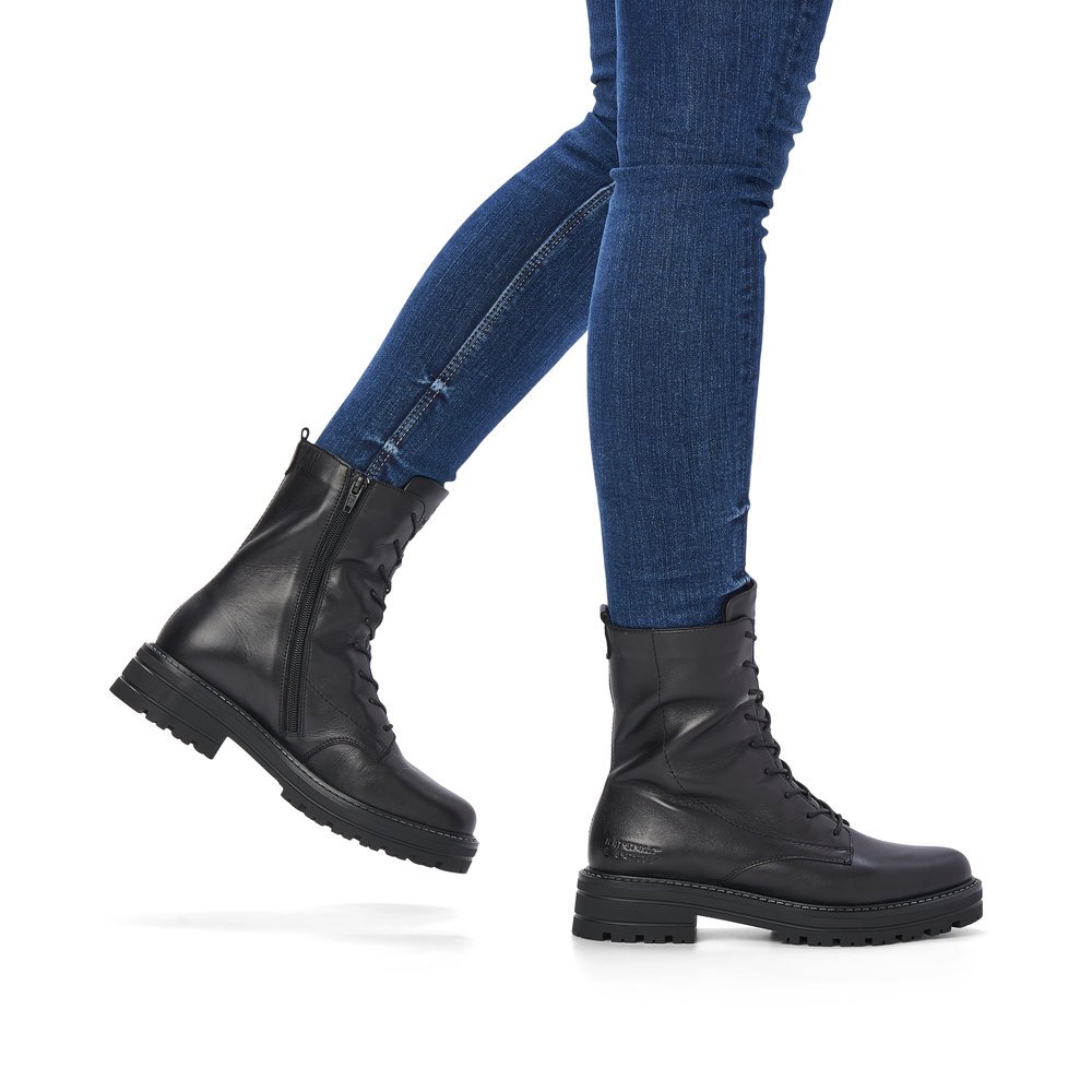 Black remonte women´s biker boots D2278-01 with a zipper as well as comfort width G. Shoe on foot.