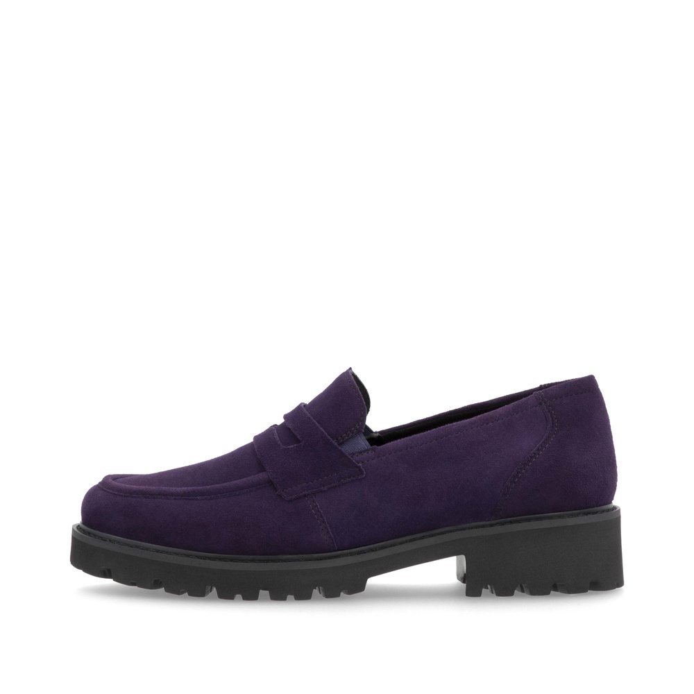 Aubergine-coloured remonte women´s loafers D8602-30 with an elastic band. Outside of the shoe.