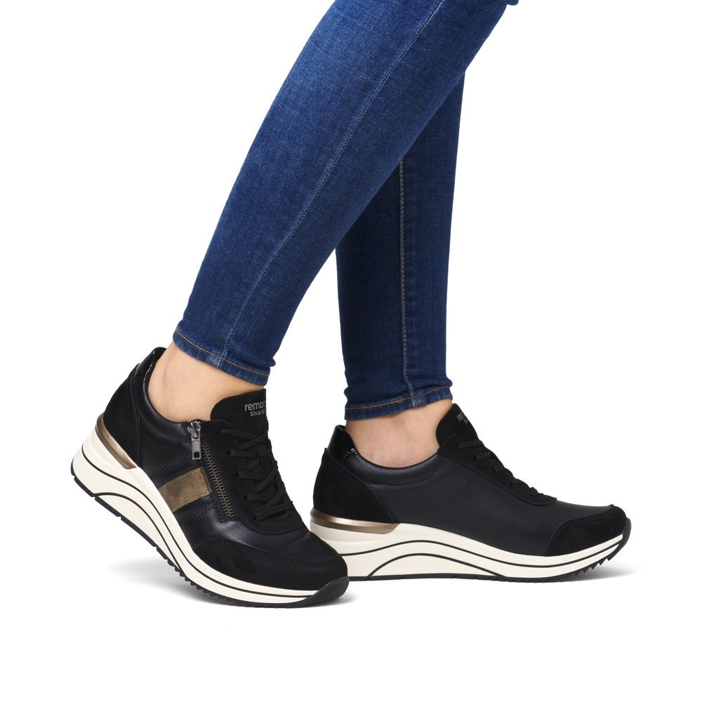 Black vegan remonte women´s sneakers D0T09-03 with zipper as well as extra width H. Shoe on foot.