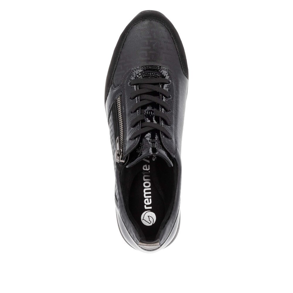 Black remonte women´s sneakers D2401-06 with a zipper as well as comfort width G. Shoe from the top.