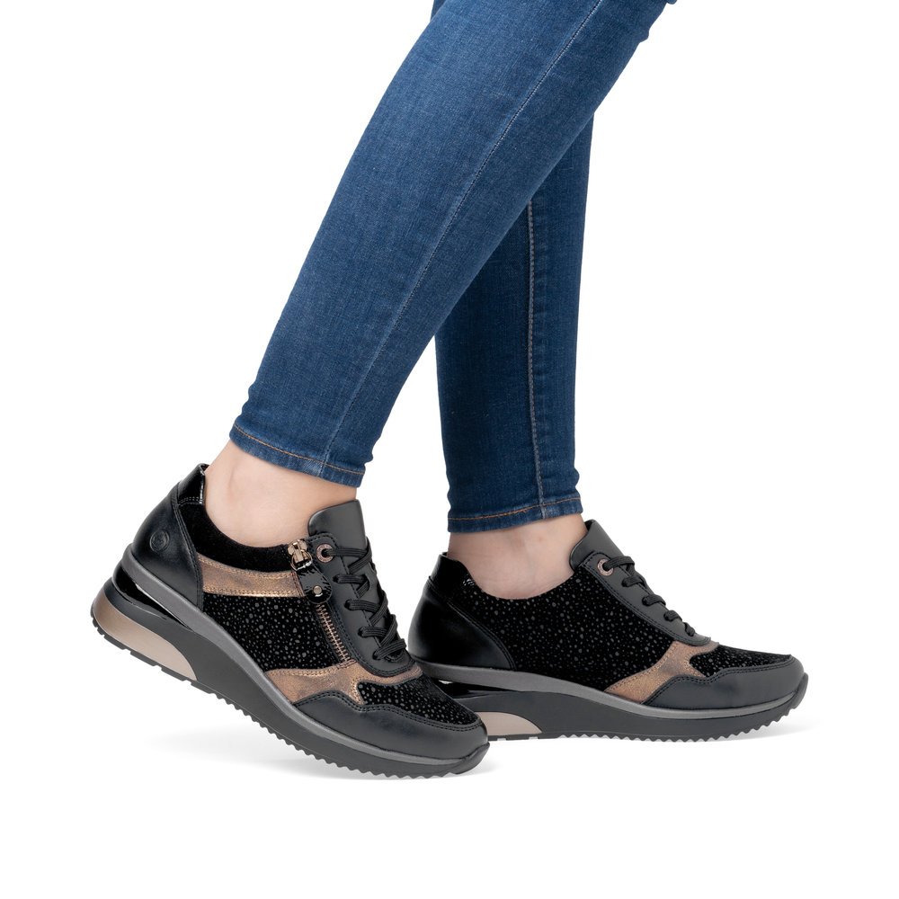 Jet black remonte women´s sneakers D2416-03 with zipper as well as comfort width G. Shoe on foot.