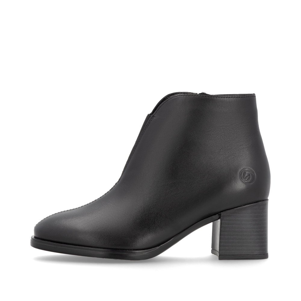 Black remonte women´s ankle boots D0V81-00 with zipper as well as removable insole. Outside of the shoe.