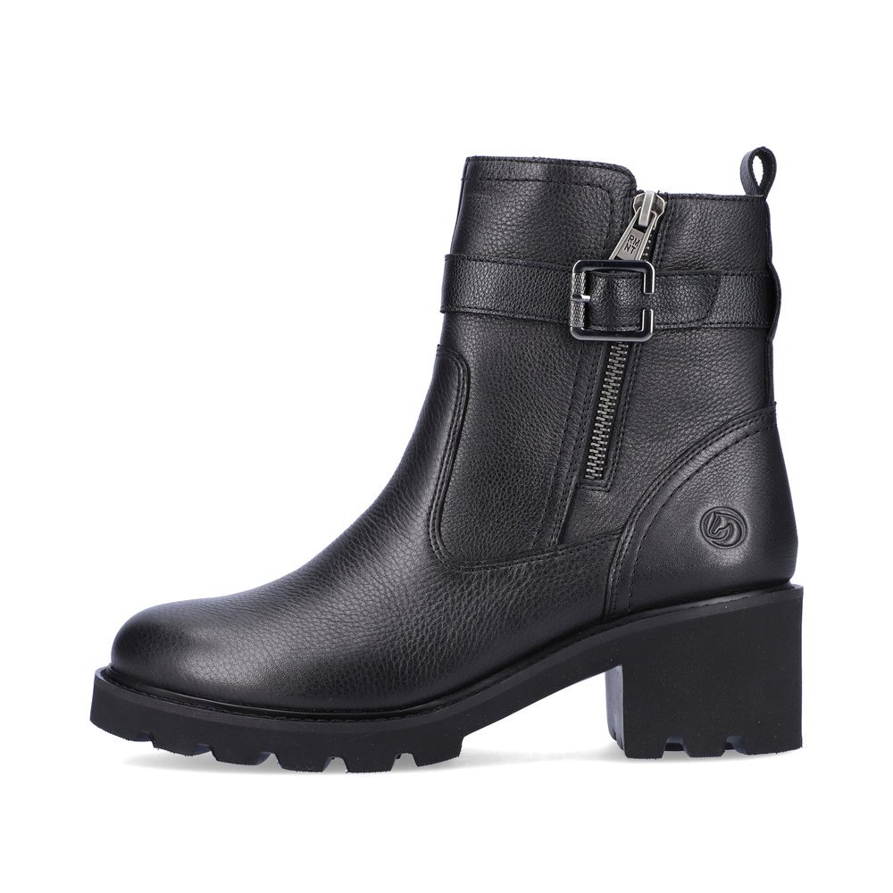 Black remonte women´s biker boots D0A71-01 with decorative buckle as well as zipper. Outside of the shoe.