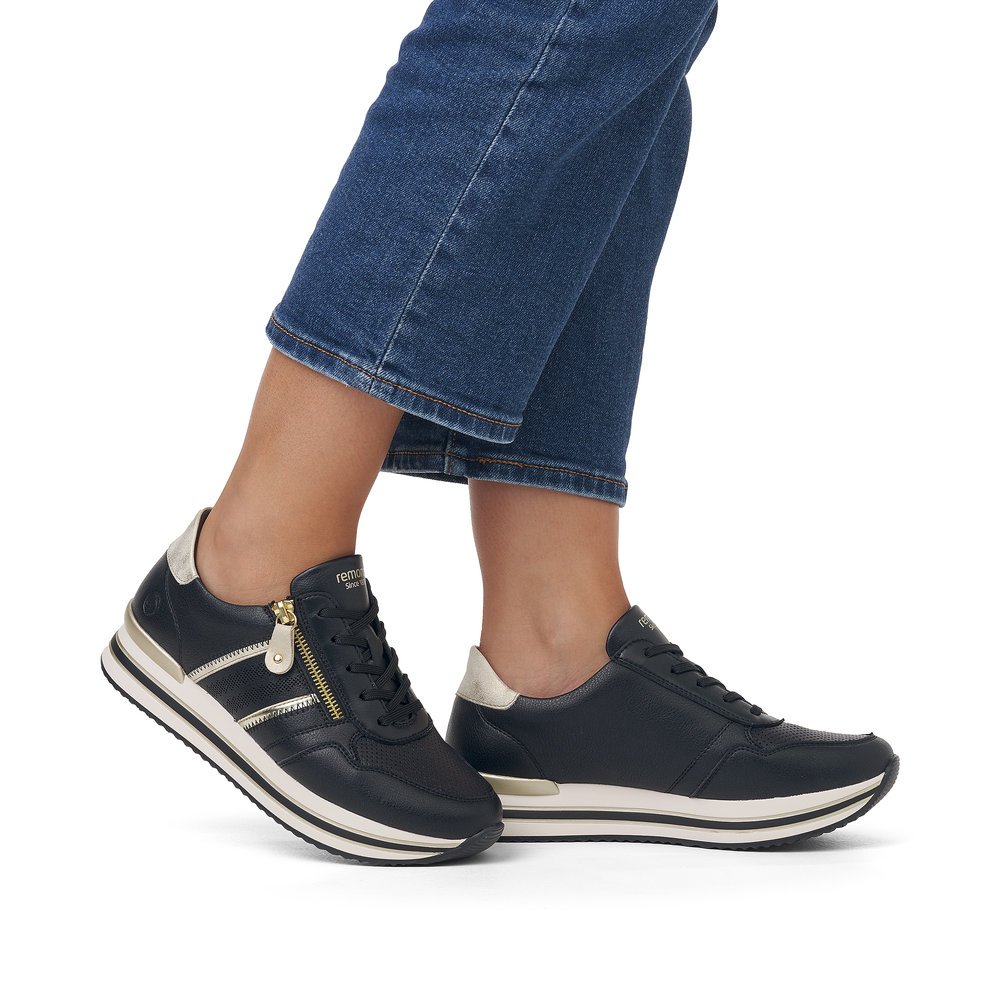 Matt black remonte women´s sneakers D1318-01 with a zipper and comfort width G. Shoe on foot.