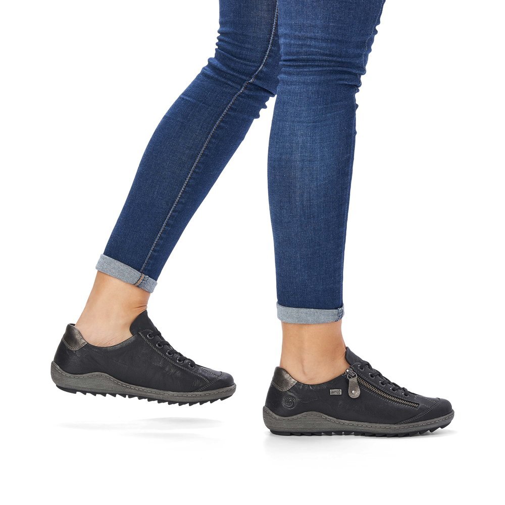 Steel black remonte women´s lace-up shoes R1402-06 with remonteTEX technology. Shoe on foot.