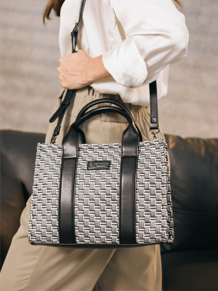 schwarz-weiße remonte Umhänge Handtasche