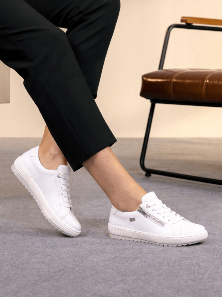 Frau im Business Outfit mit remonte Sneaker