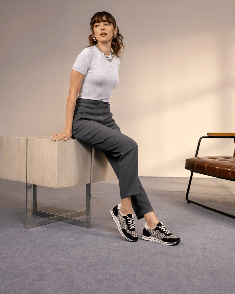 Femme au bureau en tenue professionnelle avec des baskets Remonte