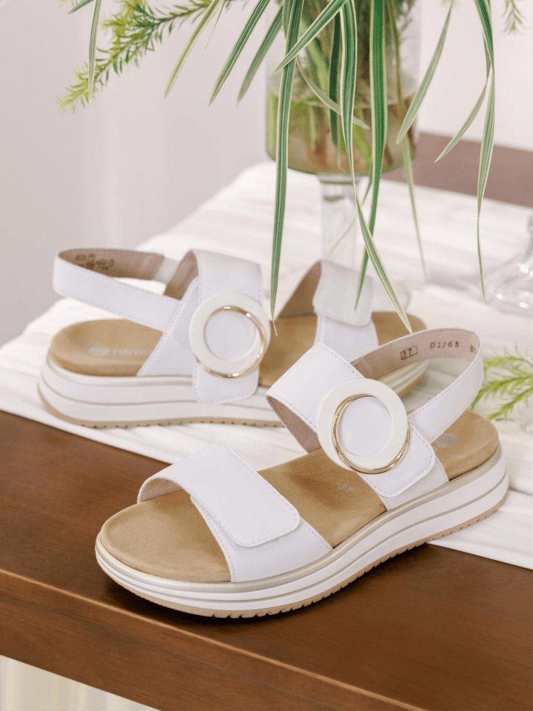 Weiße remonte Brautschuhe.