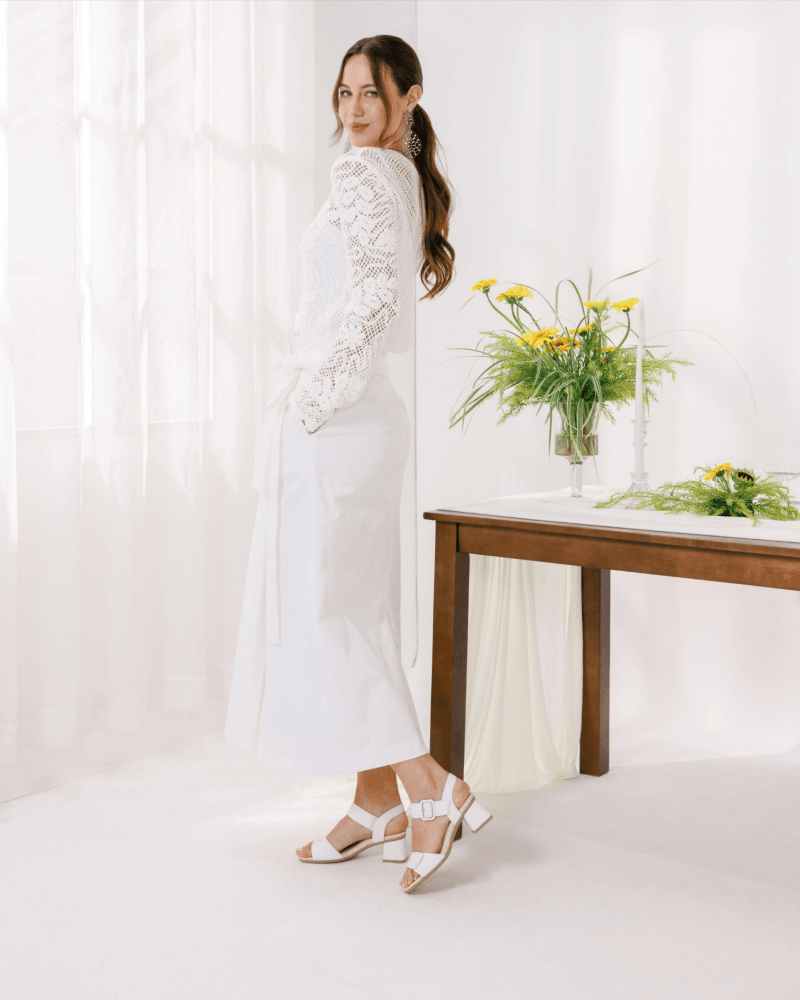 Frau im Brautkleid mit remonte Absatzschuhen
