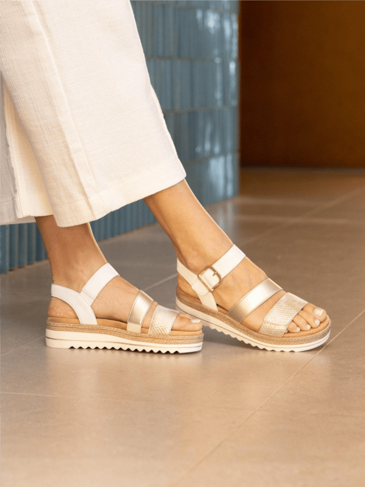 Remonte Sandalen d0q55-92 für Damen mit goldenen Metallic Details.