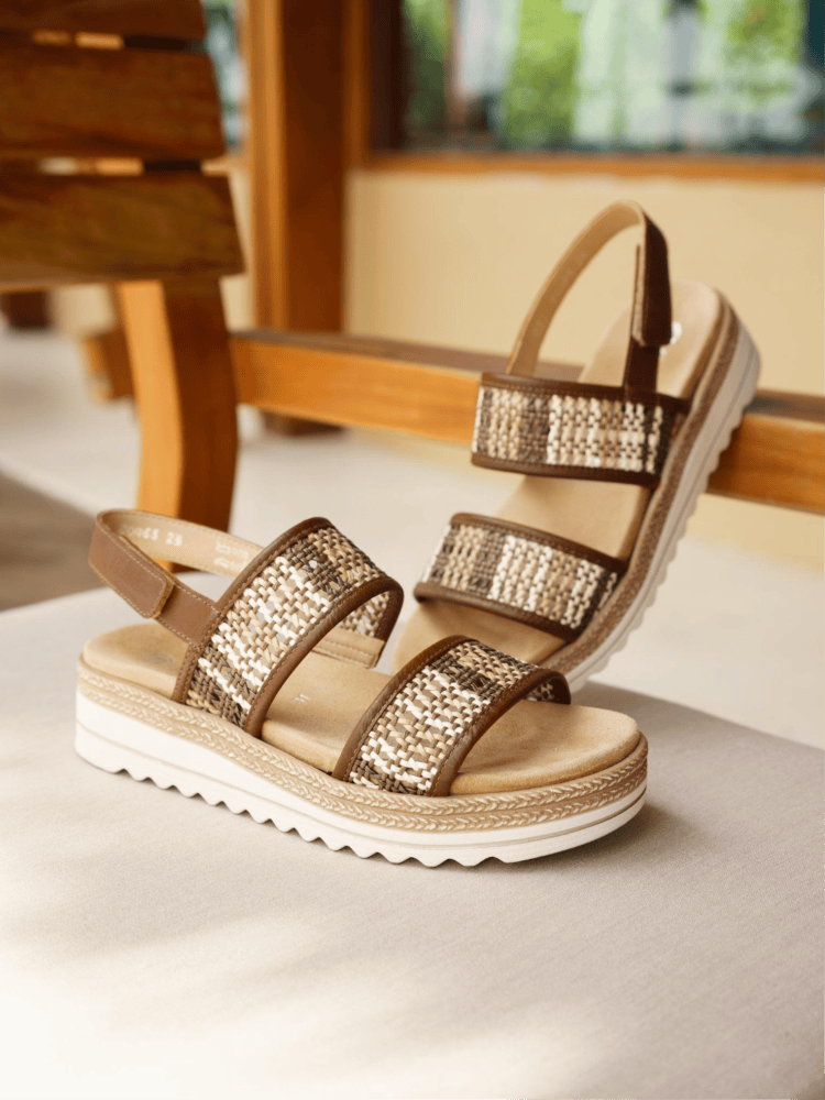 Sandalen in natürlichen Brauntönen von remonte