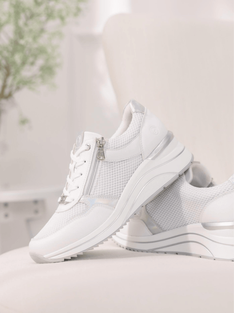 weiße Sneaker mit silber Details von remonte