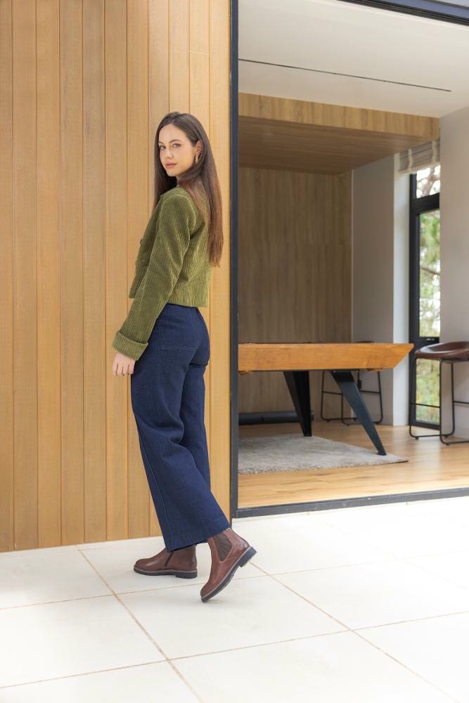 Frau trägt Businessoutfit mit braunen Chelsea Boots d2q70-22