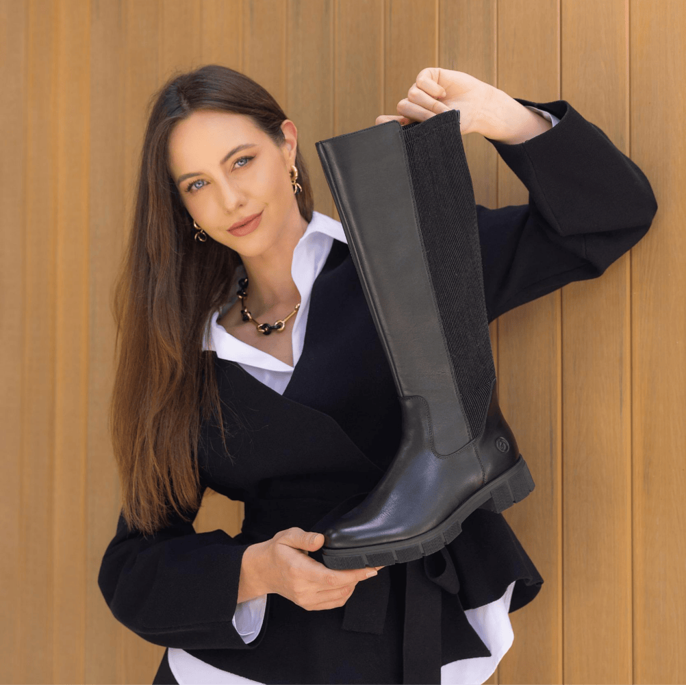 Frau in schwarzem Outfit mit remonte Stiefel in schwarz
