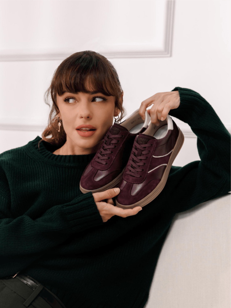 Frau mit retro sneaker in dunkelrot von remonte
