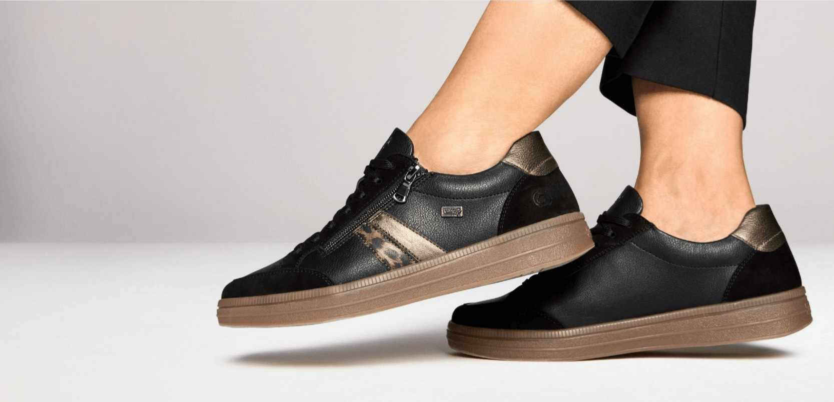 schwarze Sneaker mit metallic Details und leoprint d2c04-03