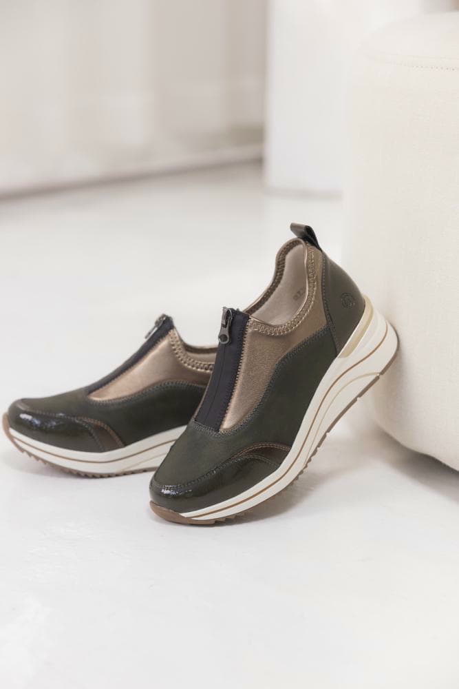 Remonte Sneaker Slipper d0t08-54 für Damen mit goldenen Metallic Details.