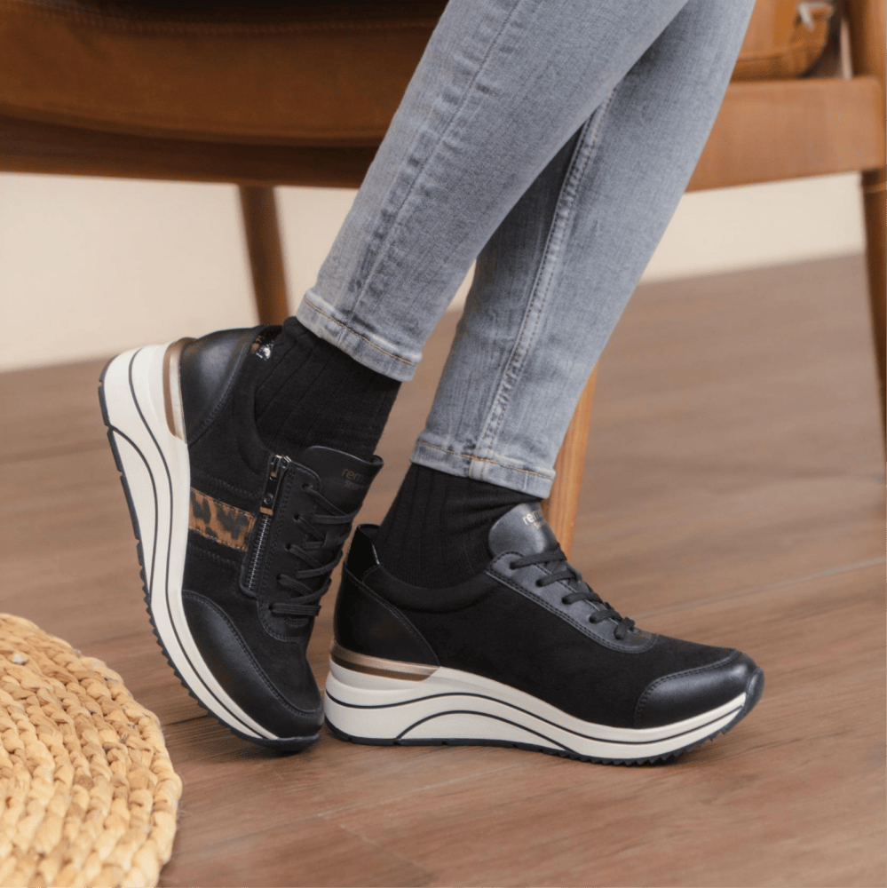 remonte Sneaker d0t09-04 schwarz mit Animal Print.
