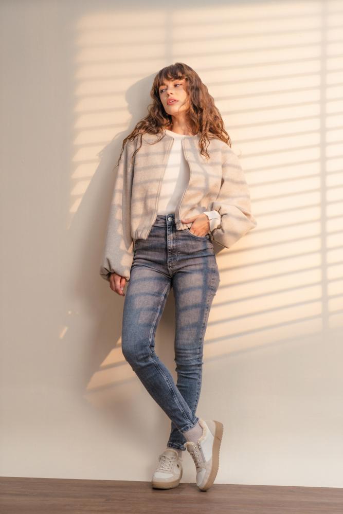 Frau trägt weiße Sneaker d2t02-80 von remonte in der Hand.