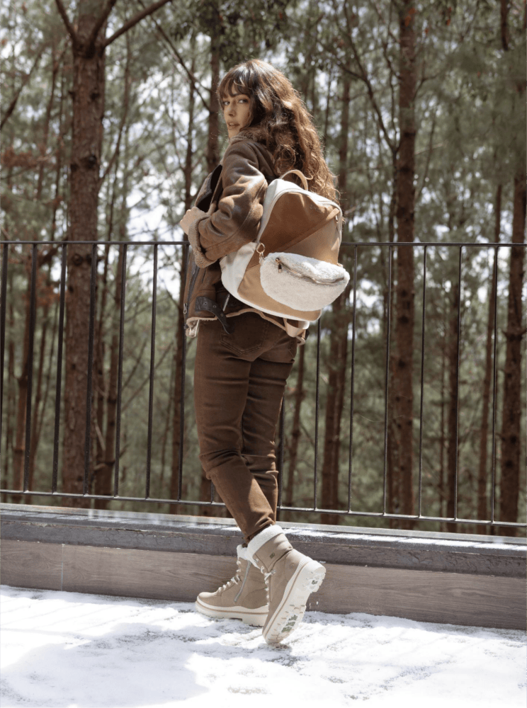 Frau mit braunem remonte rucksack mit Teddyfell q0533-61