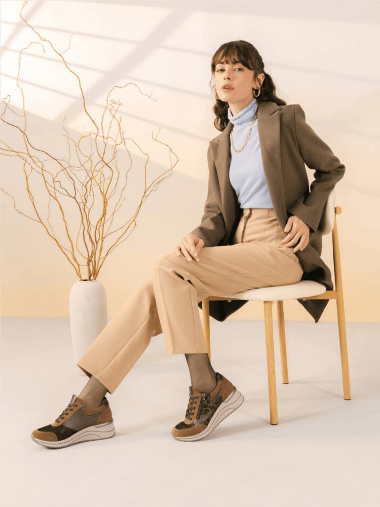 Frau mit braunen remonte Schuhen und Animal Print