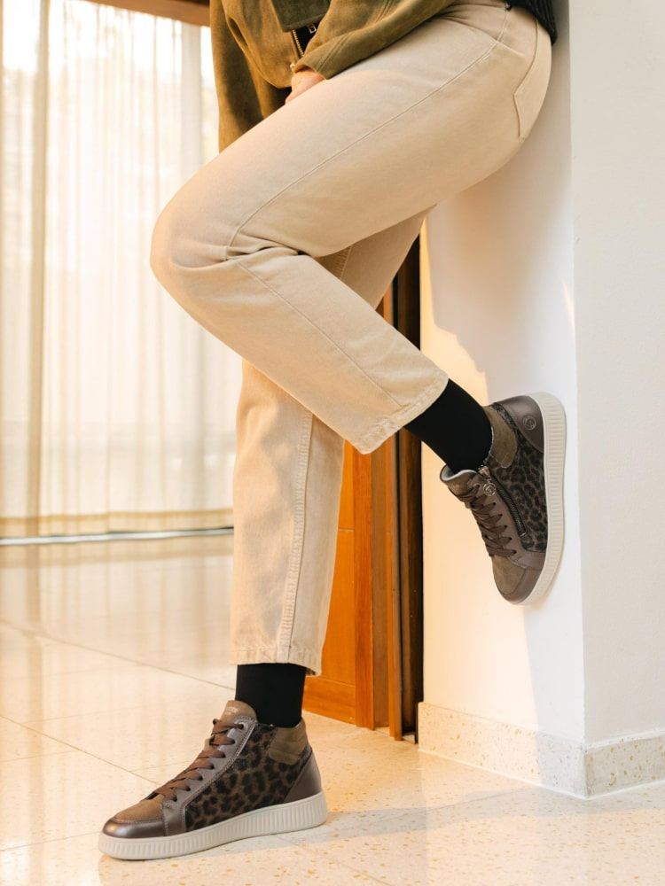 Frau trägt D2E70-90 remonte Damen Sneaker