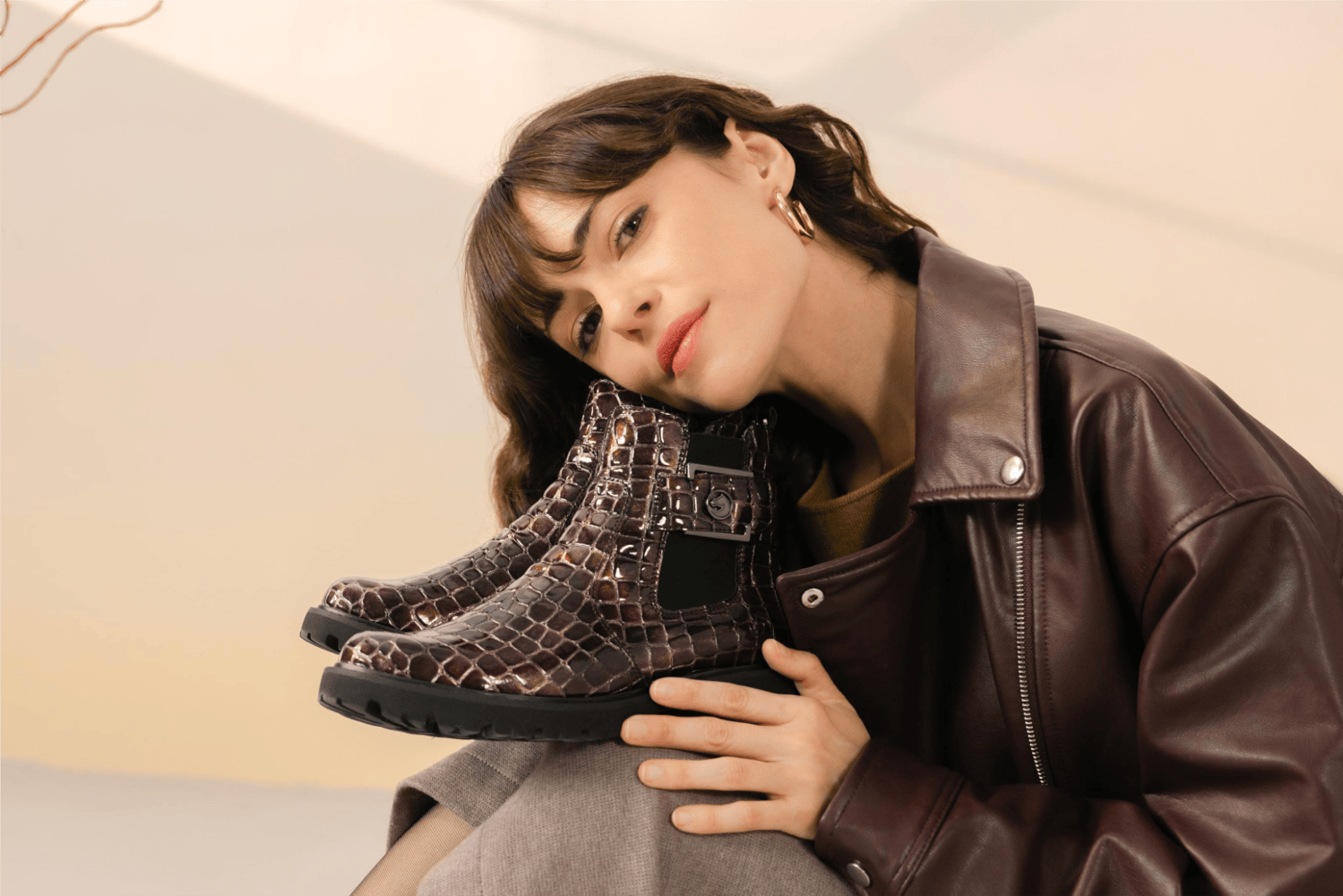 Frau mit remonte Chelsea Boots D8684-25 der aktuellen Herbstkollektion.
