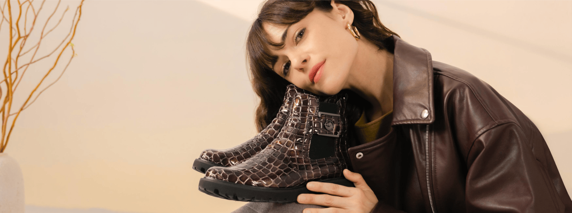 Frau mit remonte Chelsea Boots D8684-25 der aktuellen Herbstkollektion.