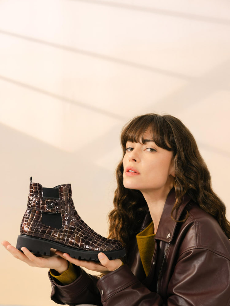 Frau mit Remonte D8684-25 remonte Damen Chelsea Boots