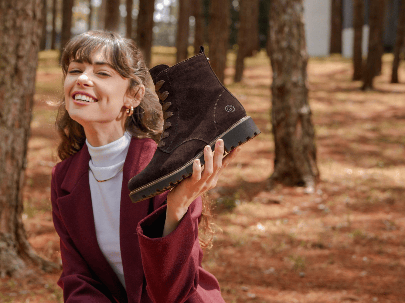 Frau hält braunen Schnürstiefel in den Händen D8661-25 von remonte.