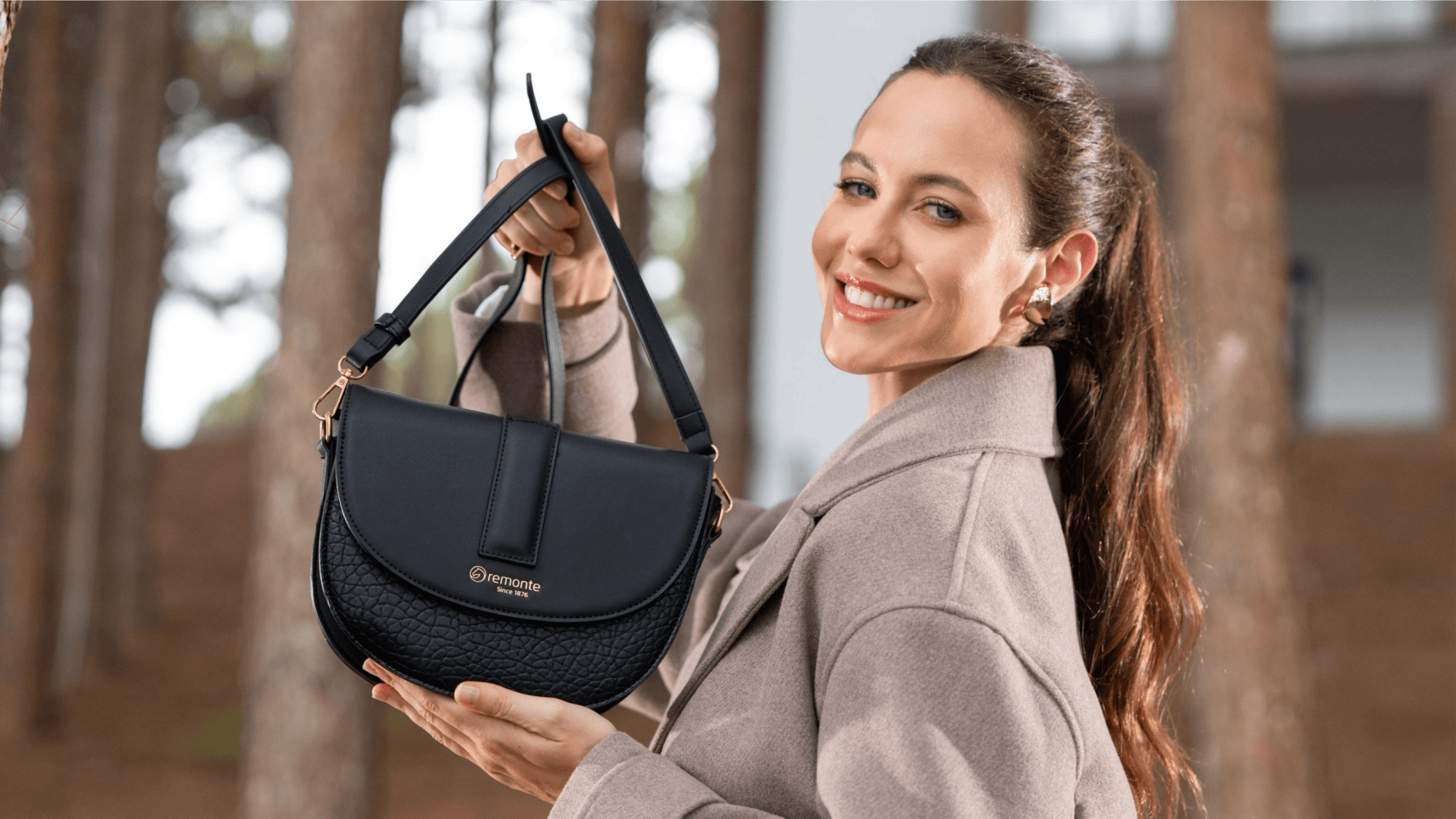 Frau mit schicker Handtasche in schwarz - Half Moon bag