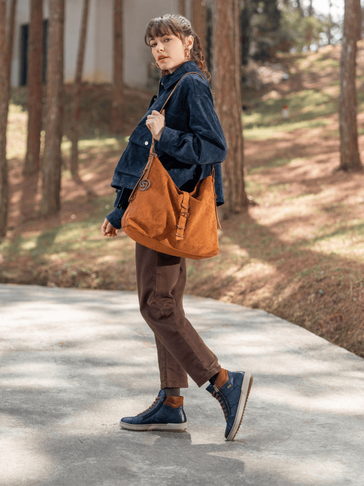 Frau am See im Herbst mit remonte Sneaker in grau