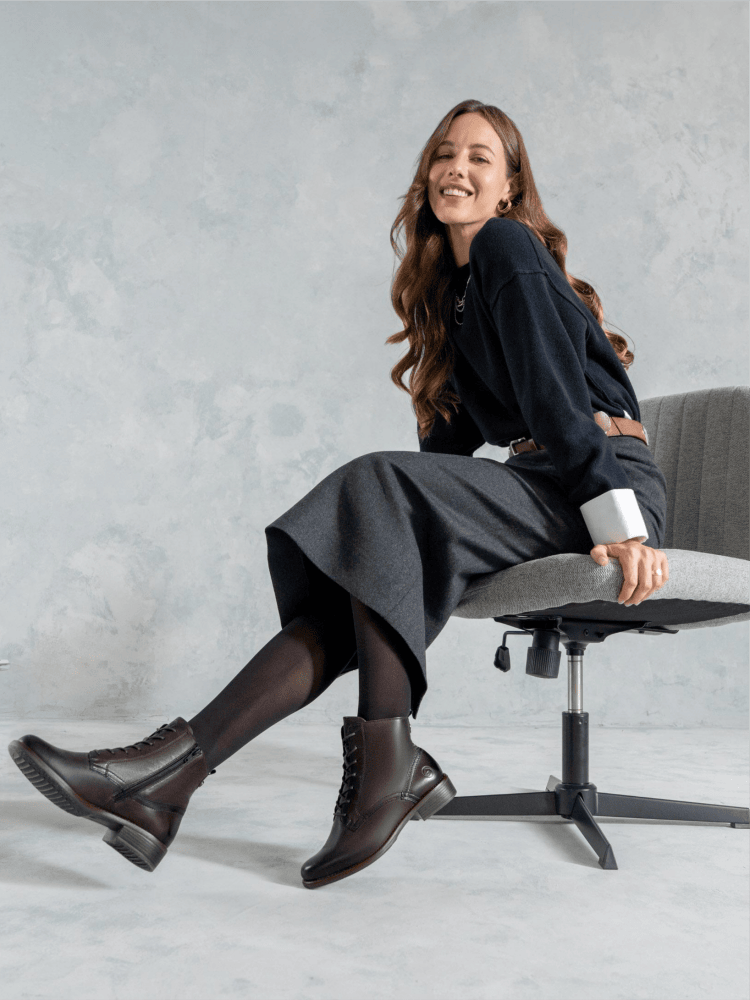 Frau im Büro mit remonte Schnuerstiefel in braun