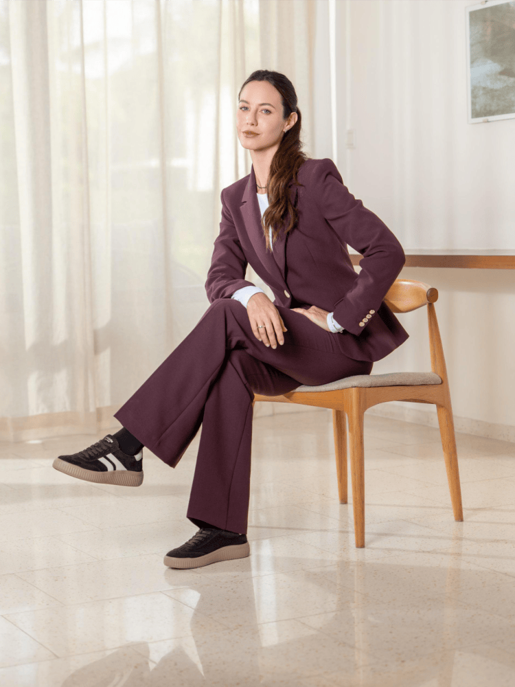 Frau im Büro mit Business Outfit mit remonte Sneaker