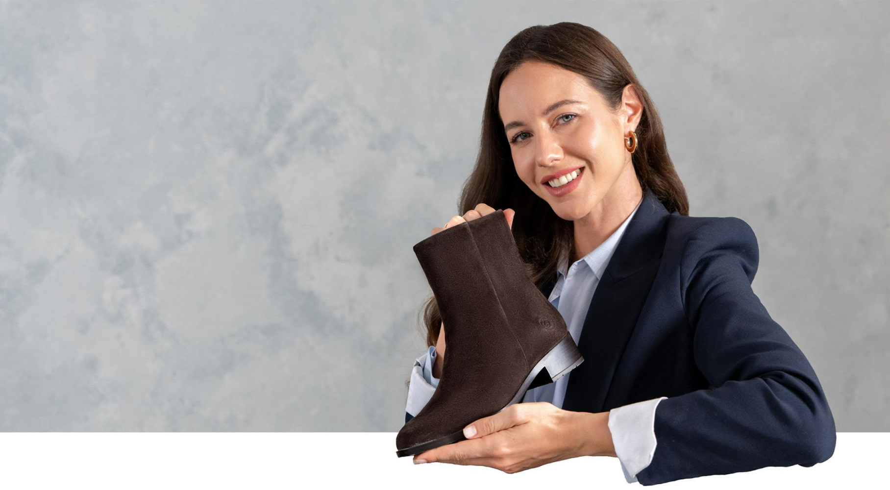 Frau mit remonte Damen Stiefel in modernem braun