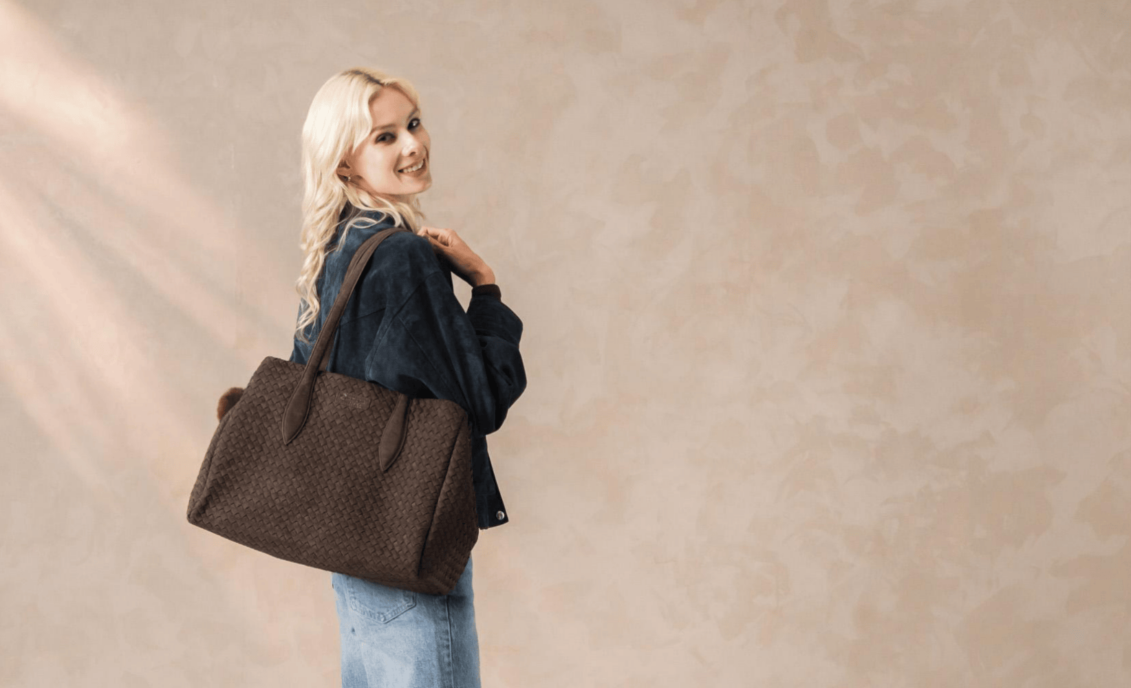 Frau mit modernem Shopper in dunkelbraun von remonte