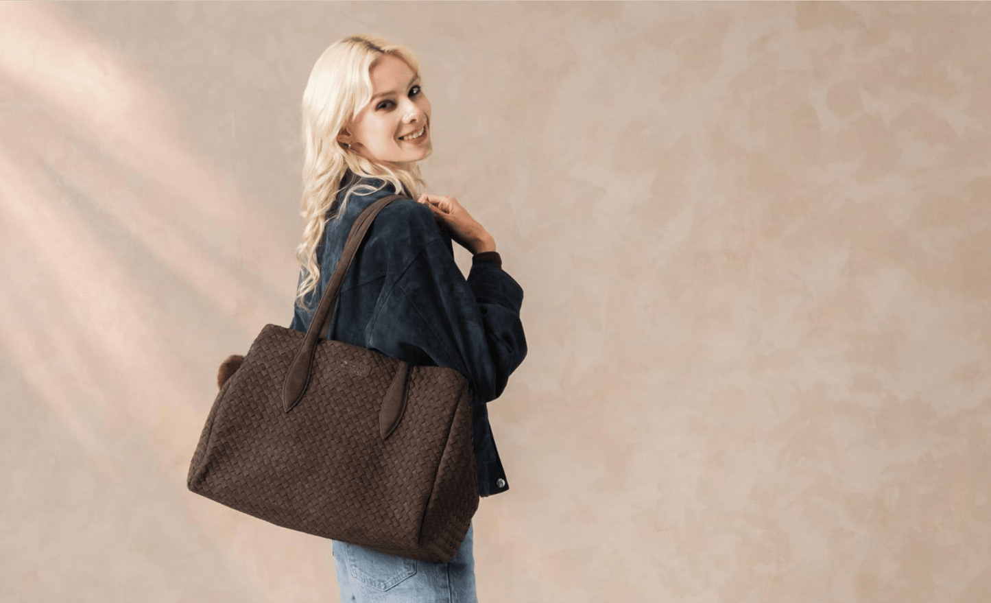 Frau mit modernem Shopper in dunkelbraun von remonte