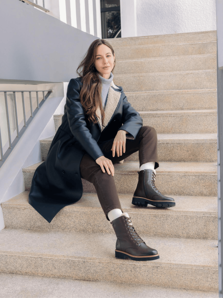 Frau trägt warme remonte Winterstiefel d3a73-25 in mit warmen Schurwollfutter..