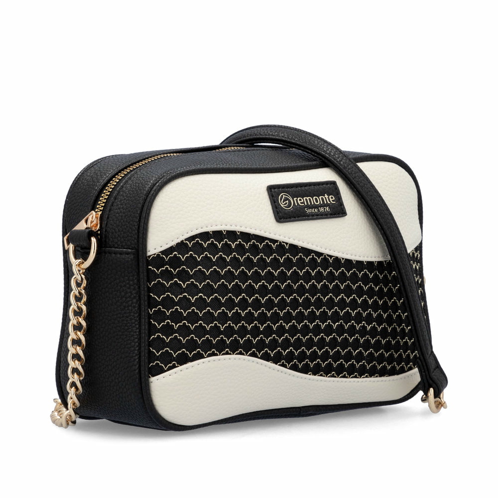 remonte Damen Handtasche Q0627-00 in Glanzschwarz aus Kunstleder mit Überschlag und Reißverschluss. Handtasche getragen.