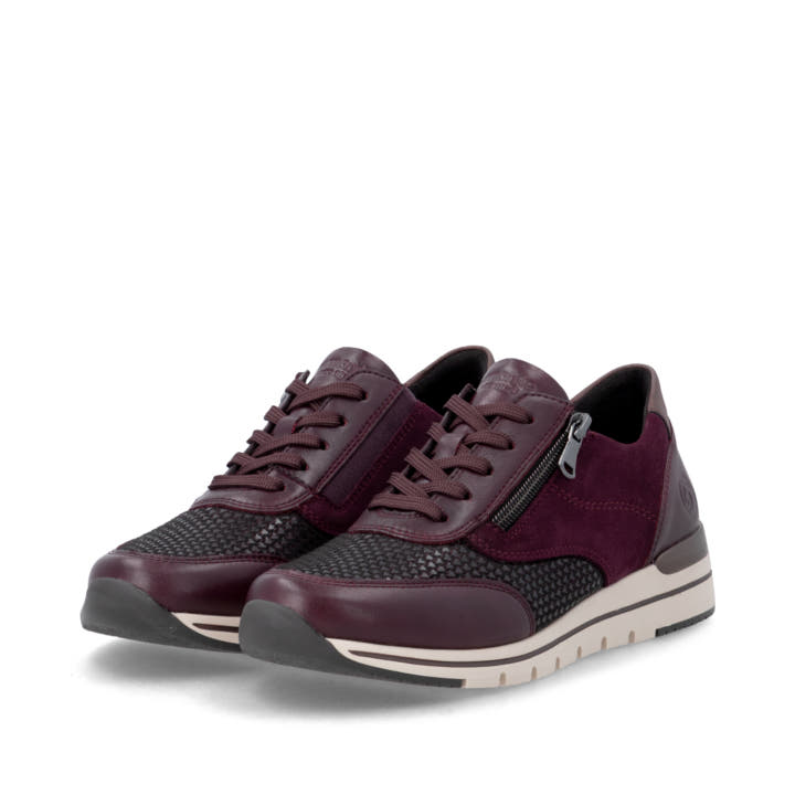 Weinrote remonte Damen Sneaker R6714-30 mit Reißverschluss sowie Komfortweite G. Schuhpaar seitlich schräg.