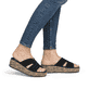 Schwarze remonte Damen Pantoletten D1N55-02 mit einem Gummizug. Schuh am Fuß.