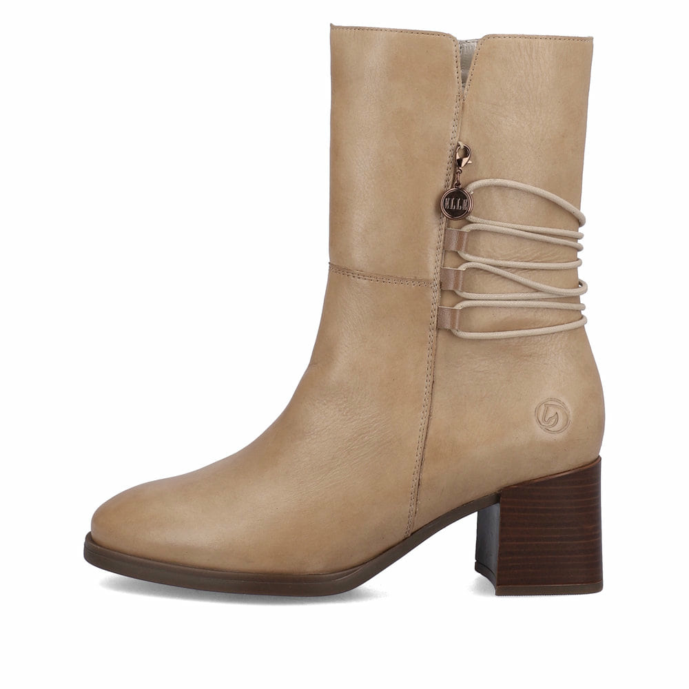 Sandbeige remonte Damen Stiefeletten D0V71-20 mit einer Profilsohle mit Blockabsatz. Schuh seitlich schräg