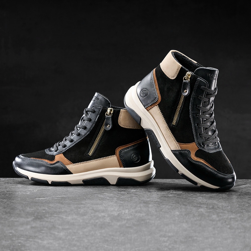 Schwarze remonte Damen Sneaker D1S70-03 mit Reißverschluss sowie Komfortweite G. Schuhe auf dunklem Hintergrund.