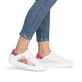 Weiße remonte Damen Sneaker Low D2J00-82 mit Schnürung sowie der Komfortweite G. Schuh am Fuß.